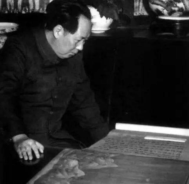毛主席3次参观故宫城墙，为何却不肯踏进故宫半步？背后有何隐情