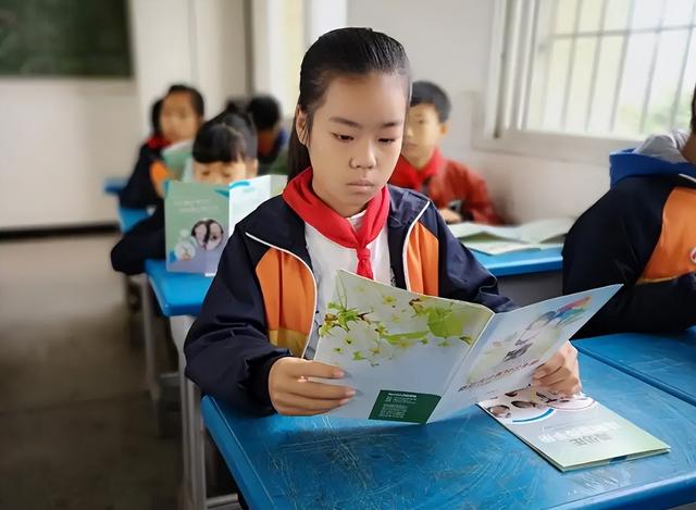 英语主课地位被撼动？义务阶段新课标发布后，家长直言这样就对了