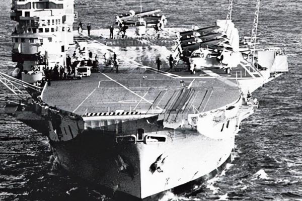 1984年，中国3000万美金买一艘废船，打开舱门却收获两宝