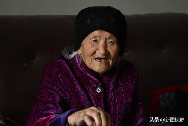 104岁长寿奶奶，每天喝2两小酒，下酒菜比较简单，看看她爱吃啥