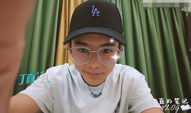 00后高颜值小伙丁真，被国企破格录用，气质变化如同换了一个人