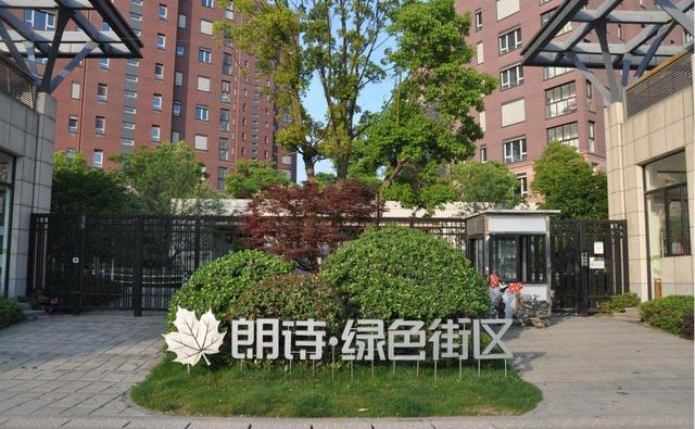 施琅地产总裁黄征年薪645.8万港元，比董事局主席田明还好。
