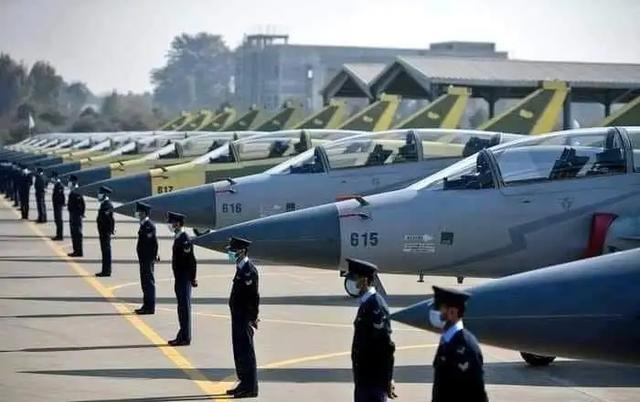 巴基斯坦空军列装歼10CE，印度空军环顾四周：我还能买啥？
