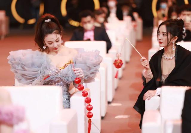 2021年女明星走红毯（2022女明星走红毯）