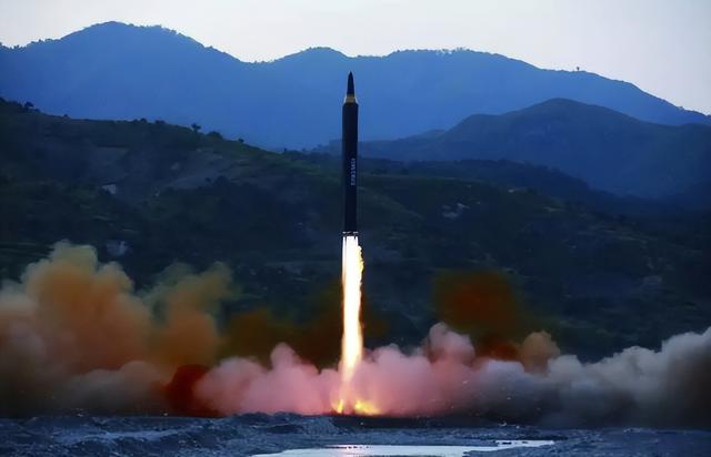 朝鲜深夜举行阅兵式，高超音速武器公开亮相，韩国不淡定了