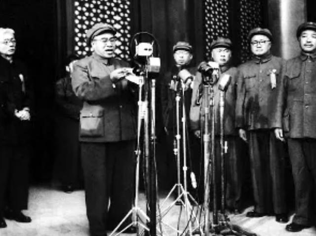 1949年开国大典，周恩来领着一个女孩，见到毛泽东就喊：大首长