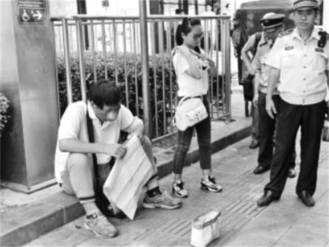 2013年，杨超凡因长相吓人求职受挫，在街头“卖丑”