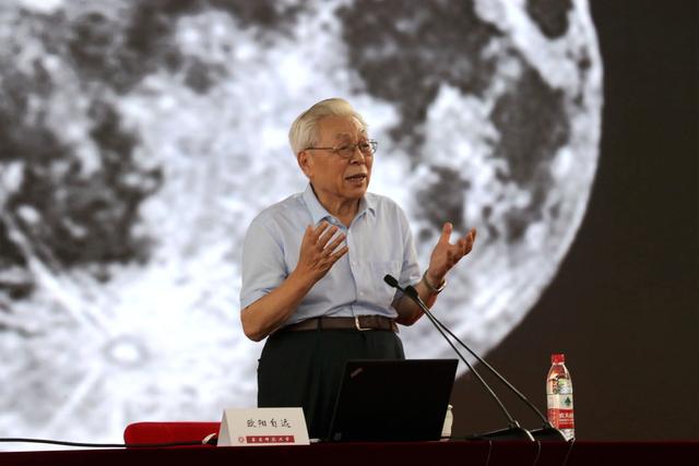 嫦娥五号带回1.7kg月壤，与美国月壤成分不同，美国登月造假了？