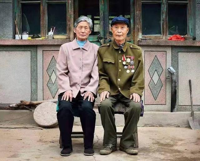 1954年，河南一清洁工的身份暴露，被送到北京，成为伟人座上宾