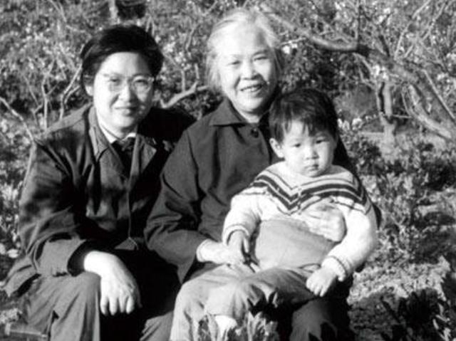 64年李敏去参观博物馆，讲解员小声说：那个女孩长得很像毛主席