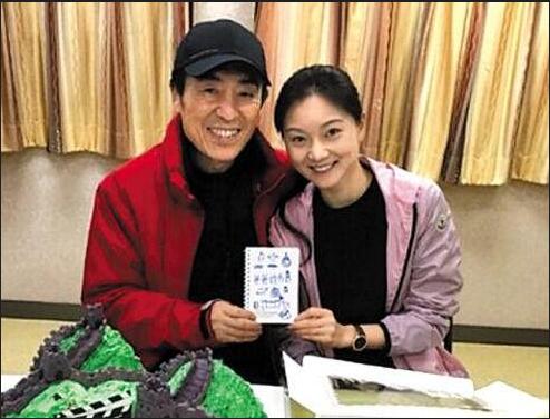 张艺谋岳母：比女婿小11岁无代沟，陪女儿走过“地下”10年无遗憾