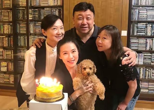 67岁王晶全家福曝光！被妻子挽着手臂出行，俩女儿美貌出众