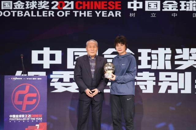 5个金球奖男足获得4个，女足主帅水庆霞仅获安慰奖，网友：荒唐