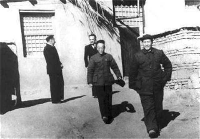 1949年毛泽东出访苏联，苏联人给厨师送来一死鱼，毛泽东：扔出去