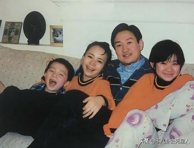 巴图晒全家福，大儿子像宋丹丹，老二像妈妈，网友：摆脱英达基因