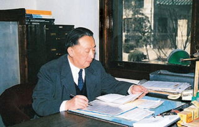 周总理病逝，秘书问毛主席是否参加追悼会，毛主席：我也走不动了