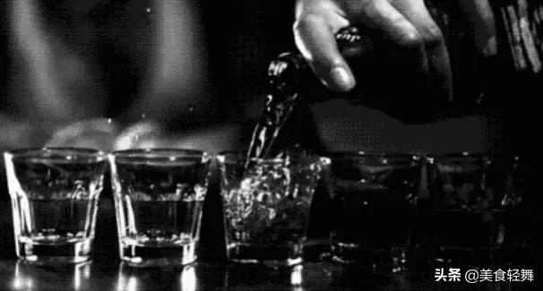 80后男子看到65岁父亲的“白酒单”，当场愣住，随后痛哭流涕