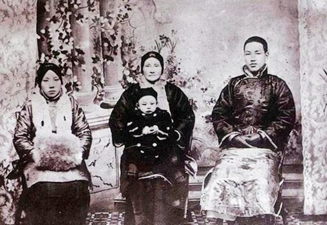 蒋介石一生一共娶过4个女人，却没有一个是蒋纬国的亲妈