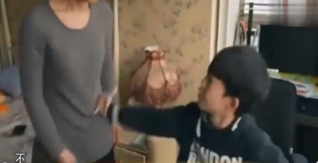 叛逆的男孩和妈妈打架(叛逆期的男孩和父亲打架)