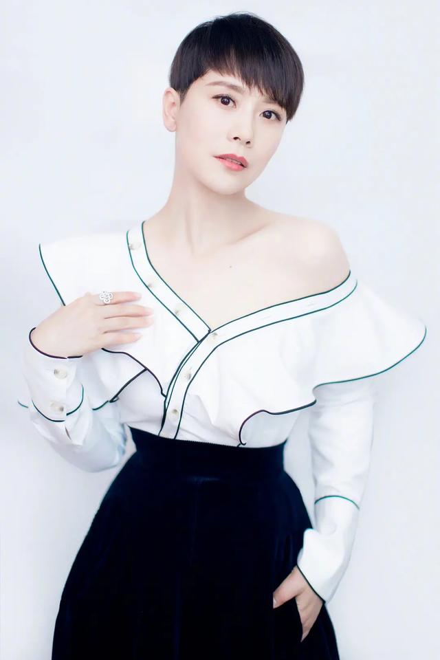 惹怒宋佳，抱黄磊大腿，25岁就结婚生子的海清，为何这么“狂”？