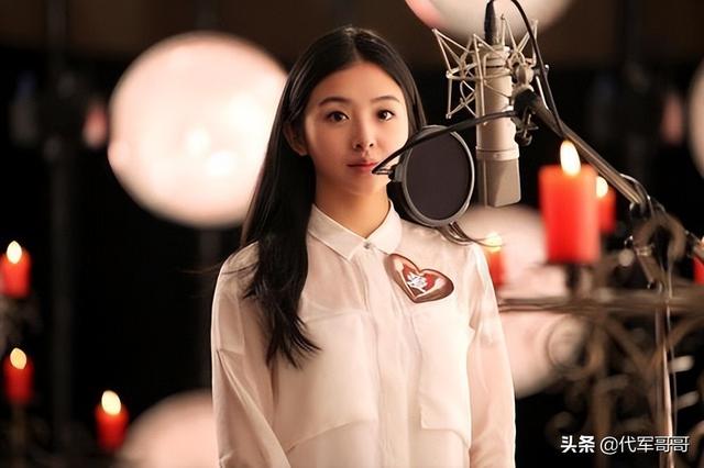 她15岁凭一首歌成名，事业受挫后抑郁爆肥，如今33岁美成这样？