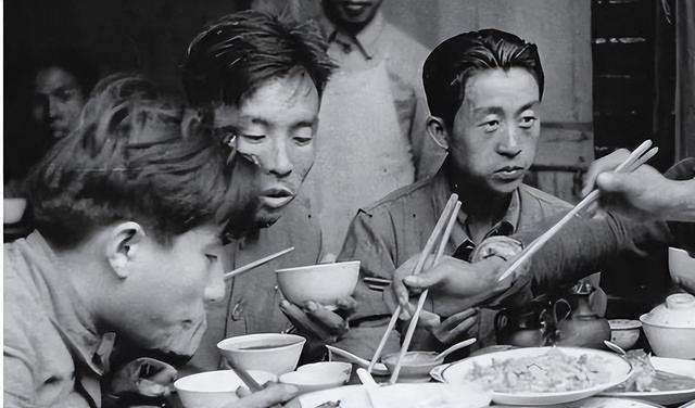 土匪邀请总指挥赴宴，饭后打麻将掷色子，刀斧手冲出总指挥被暗害