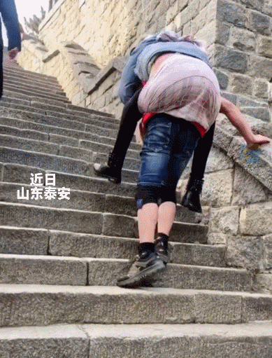 2009年女子翻墙摔截瘫，男友租5平房子照顾，连续四年背她爬泰山