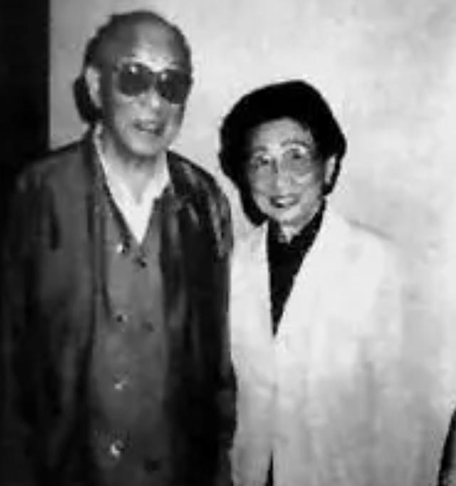 于凤至和赵一荻临终前，都交待为张学良留墓穴，张学良最后选择谁