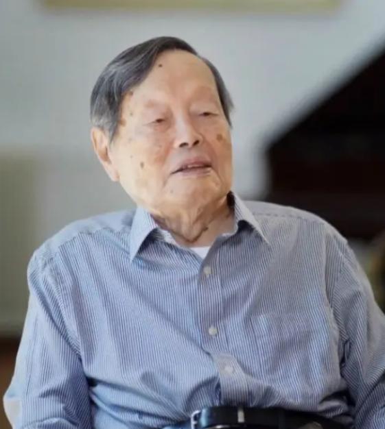 杨振宁见到杜聿明时称杜先生好，周总理笑了笑说：该叫岳父