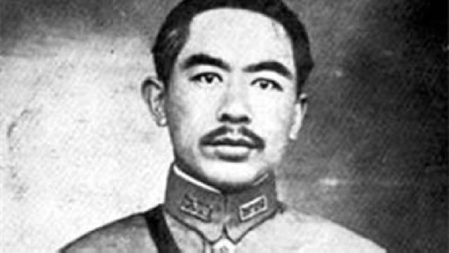 开国大典上，毛主席的身后站着一位头戴黑帽的男子，此人是谁？