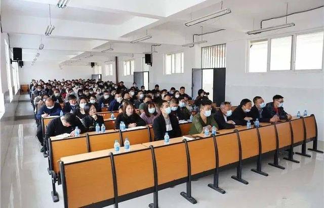 8名教师因教学成绩不佳，登上当地“黑榜”，网友褒贬不一