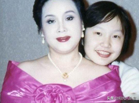 77岁李谷一第20次上春晚，背后的故事是沧桑，母女不亲、师生不和