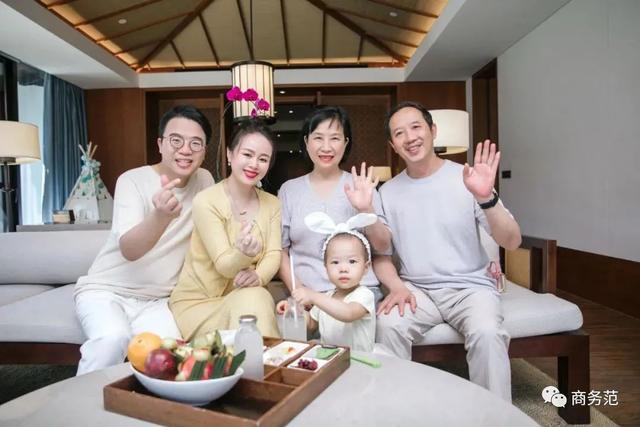 結婚四周年，我們帶女兒穿越回婚禮那一天…