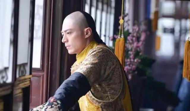 乾隆在路边算命，算完后大笑着离开，刚走出500米就下令：杀了他