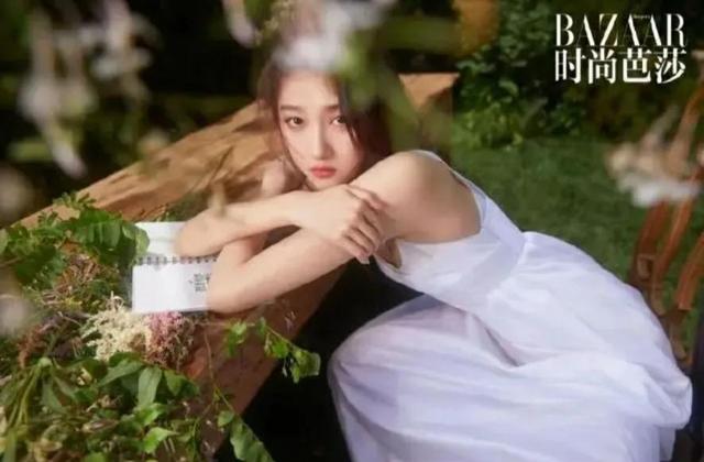 关晓彤时尚芭莎写真，自然之美