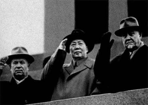 1957年毛泽东率团访苏，赫鲁晓夫问这小个子是谁，邓小平机智回答