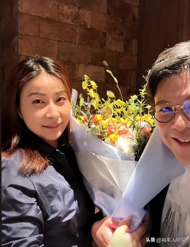 郭晶晶一家五口庆祝母亲节！三个儿女温馨献花，夫妻同框好甜蜜