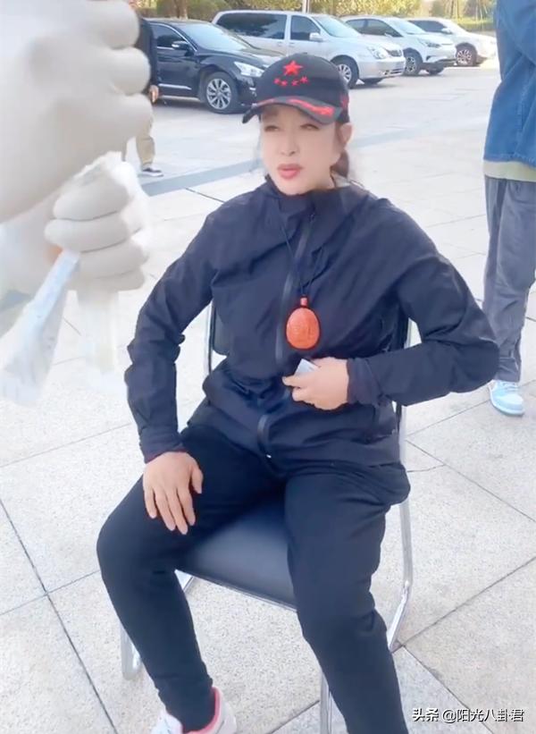 69岁刘晓庆做核酸检测狂卖萌，化浓妆开十级美颜，面容僵硬好吓人