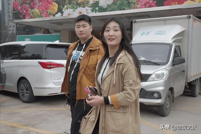 朱小伟陈萌现身商场，2人穿情侣装甜蜜依偎，女方一脸憨笑太幸福