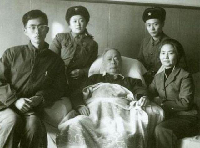 1972年陈毅逝世，毛主席现身追悼会，一举动让张茜泪奔：怎么敢当