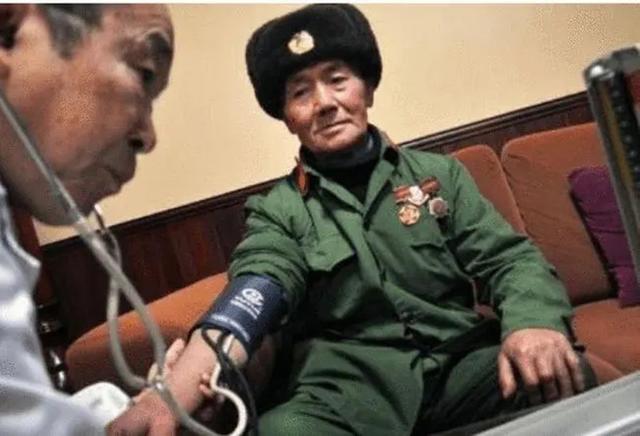 毛主席警卫员隐居深山54年，给女儿看病无意“泄密”，惊动县领导