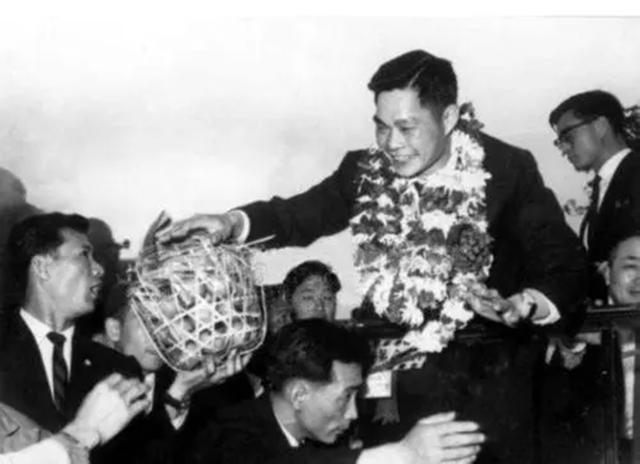 副师长叛逃台湾，老蒋给他500两黄金和美人，结果一年后就被枪毙
