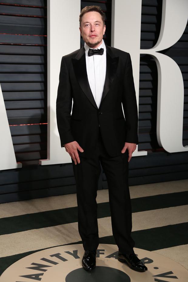 勤勉努力的马斯克在大学里遇到了志同道合的贾斯汀威尔逊,女友是一位