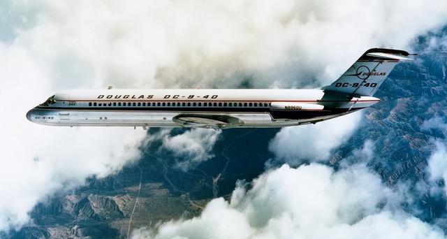 飞机在空中解体，年轻空姐从万米高空坠落到地面，竟然奇迹生还