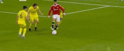 1v3绝美脚后跟传球！C罗又造神图，拿球对方就害怕，化身做饼大师