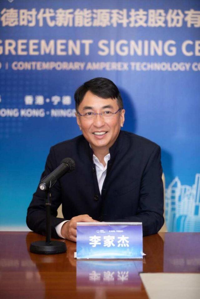 香港四大家族抗疫，李嘉诚捐3000万，李兆基200万尺土地建方舱