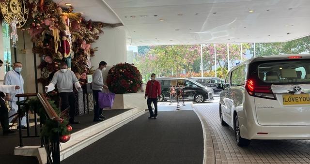 70岁刘銮雄出席会议罕露脸，步履蹒跚需搀扶上车，专车车牌显眼