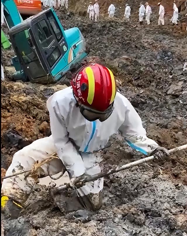 飞机救援有多难？东航MU5735航班残骸入地20米，10公里外发现碎片