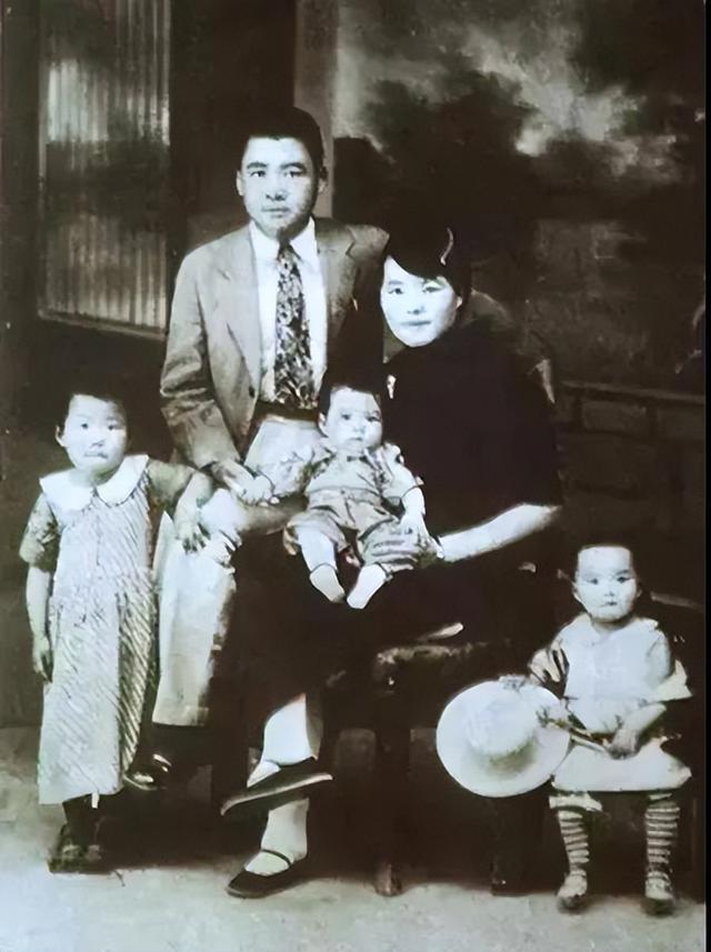 1949年，徐林侠哭着对特务说：放了小萝卜头吧，就让他讨饭去吧