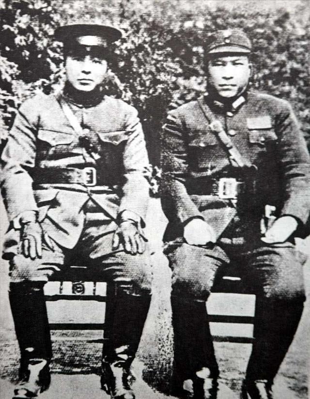 45年毛主席赴重庆谈判，龙飞虎两夜假装酣睡，手中的枪一直上着膛